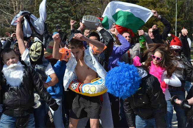 Стотици разлюляха Велико Търново с Харлем шейк (Снимки)