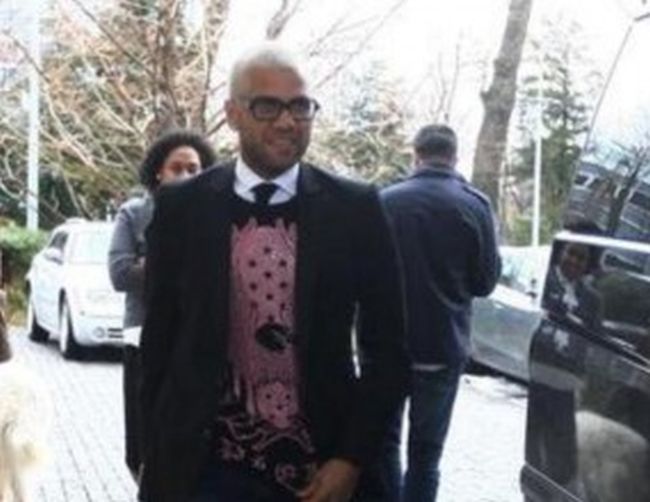  Дани Алвеш пее химна на Барса с ръка на сърцето (видео)