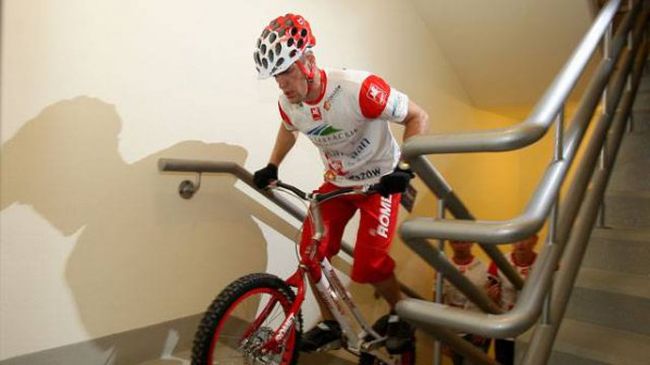 Поляк изкачи небостъргач в Шанхай с велосипед