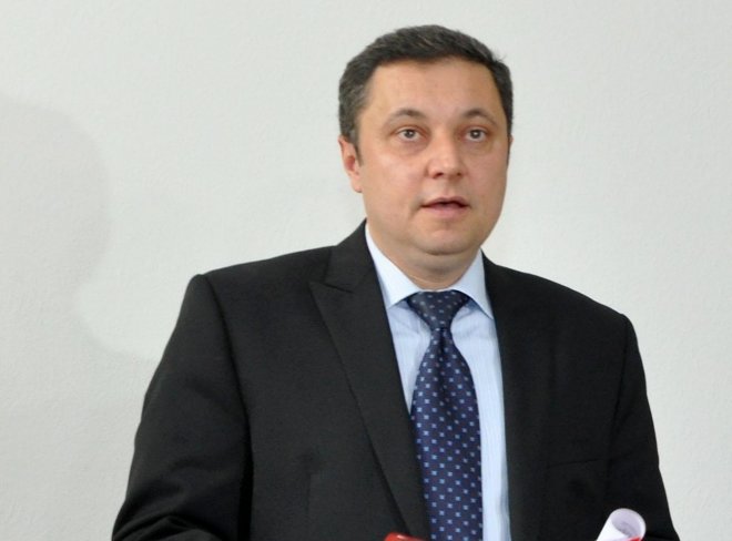 Яне се явява сам на изборите