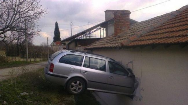 Пенсионер заби колата си в къща