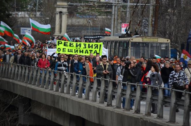 Аспаруховият мост във Варна блокиран от 2000 протестиращи