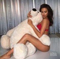 Супермоделът Ирина Шейк излиза бременна на подиума 