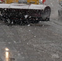 Куриоз! Във Враца асфалтират улици посред зима

