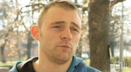 абсурд директор дава младеж дипломата средно образование родителите имали дълг