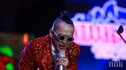 изпуснал нервите руски дипломат преби рапър заради костюм свастика