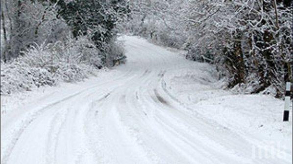 Падащи камъни затварят Върбишкия проход