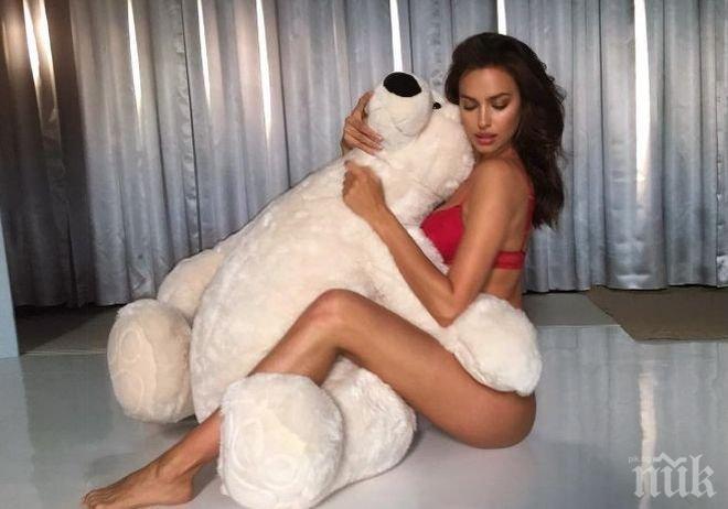 Супермоделът Ирина Шейк излиза бременна на подиума 