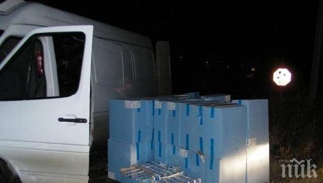 АКЦИЯ НА ПРЕДЕЛ! Ченгета откриха 410 хиляди къса контрабандни цигари, скрити в тайник на товарен автомобил