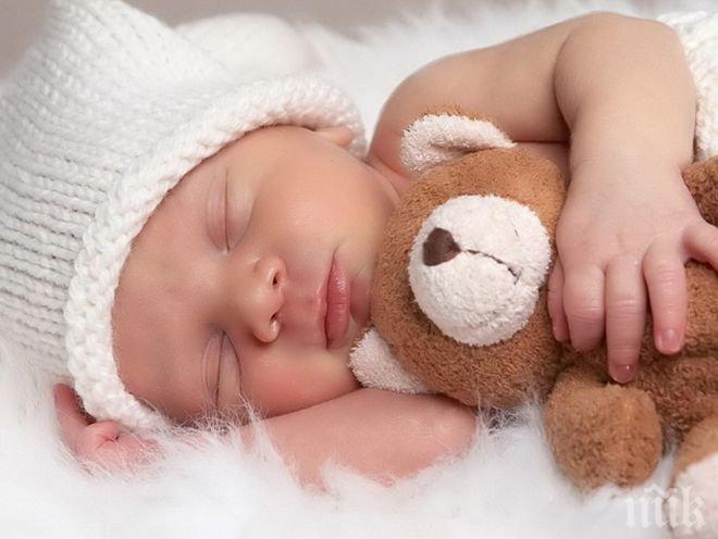 Важен въпрос: На коя страна е правилно да спи бебето?

