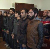 15 мигранти, обвинени за бунта в Харманли, остават в ареста