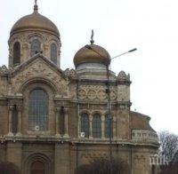 Внимавайте! Вятър люшка опасно стълб до църква във Варна (ВИДЕО)