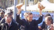 НАВРЪХ НИКУЛДЕН! Кметът на Бургас стана гадател, врачува на трохи! Ето какво предсказа Димитър Николов (СНИМКИ)
