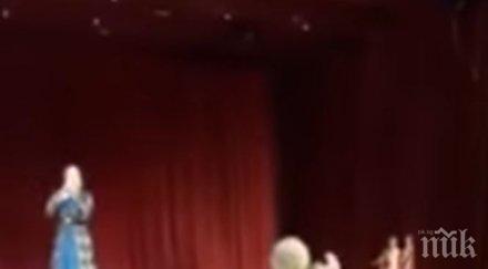 трагедия танцьор умря сцената публиката помисли част ролята аплодира видео