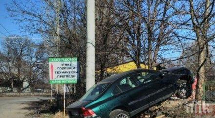 луда каскада кола кацна ограда русе отнесе пътен знак