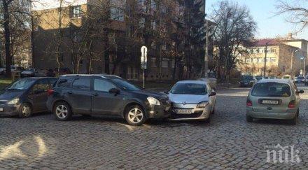 пик софия абсурдистан вече часа катастрофирали коли задръстват възловата улица иван асен полицията нехае разчиства терена