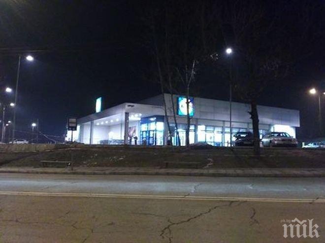 ИЗВЪНРЕДНО ОТ ПЕРНИК! Паника за бомба в голям магазин, отцепват периметър