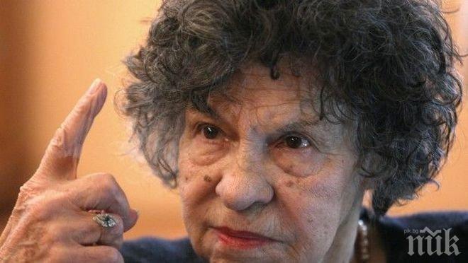 Стоянка Мутафова пропищя от болницата: Хвана ме съклета, ще си ходя! Великата актриса се притесни, че още не е украсила елхата