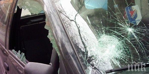 Побеснял шофьор потроши кола, блокирала го на улицата в Пловдив