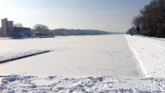 Гребният канал в Пловдив замръзна! Отказа мераклиите за риболов 