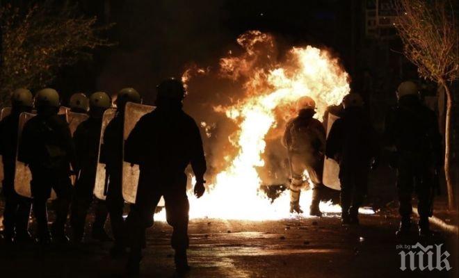 БЕЗРЕДИЦИ В АТИНА! Протестиращи замеряха полицаи с коктейли „Молотов” и фойерверки! Гледайте НА ЖИВО