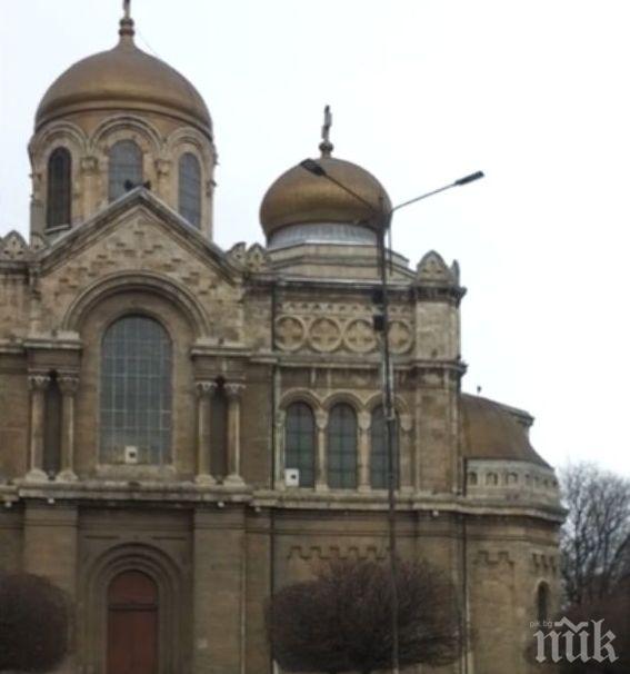 Внимавайте! Вятър люшка опасно стълб до църква във Варна (ВИДЕО)