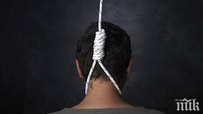 ТРАГЕДИЯ ВЪВ ВРАЦА! 18-годишен се обеси от любов на дръжката на входната врата