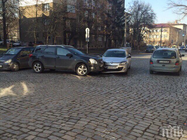 САМО В ПИК! Не София, а Абсурдистан! Вече 5 часа катастрофирали коли задръстват възловата улица Иван Асен! Полицията нехае и не разчиства терена!
