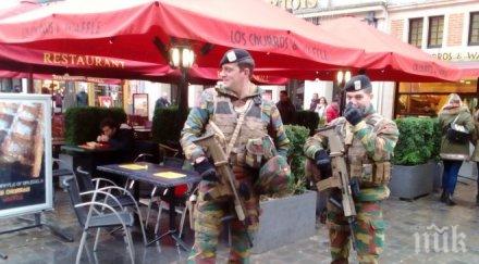 извънредно пик тежко въоръжени войници полицаи гардове охраняват брюксел терористи снимки