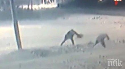 съседи млатиха лопати сняг видео