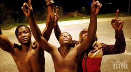 мигрантски щурм испания африканци вилняха границата мароко ранени 100 души видео