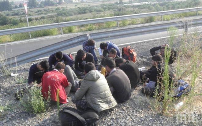 Перфектният бизнес! Каналджиите вдигнаха двойно мизата за пътя към Европа