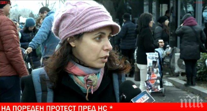 ЕКШЪН ПРЕД ПАРЛАМЕНТА В ПИК TV! Майки на болни деца в жива верига около депутатите