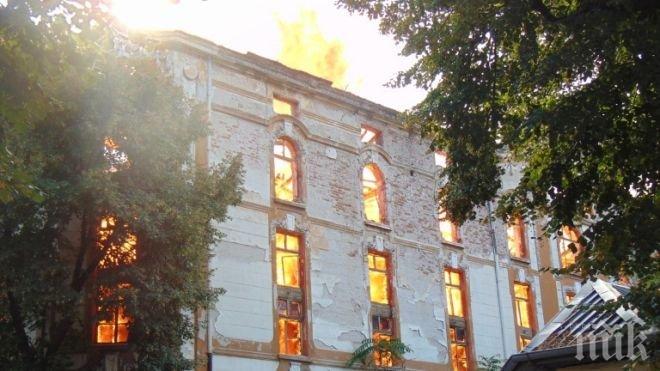 ВЪЗЕЛЪТ СЕ ЗАПЛИТА! Погнаха и общинар за пожара в тютюневите складове