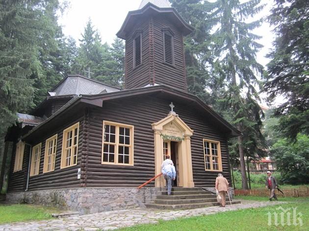 ИЗУМИТЕЛНО! Дървена църква край Боровец прави чудеса