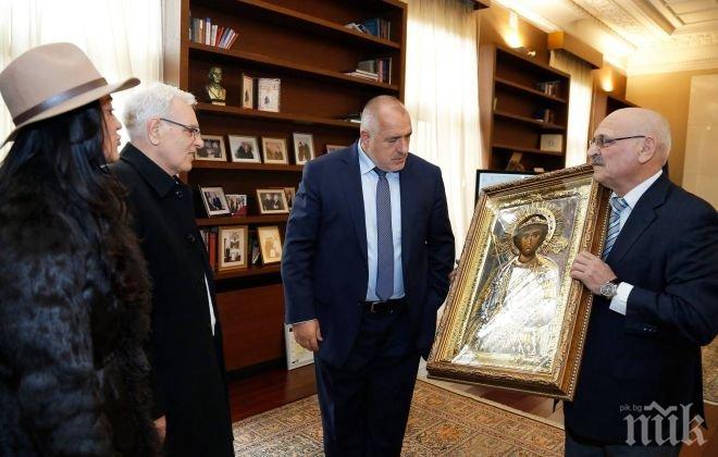 СКЪП ДАР! Борисов получи икона на Свети Георги като благодарност за свършеното от правителството (СНИМКИ)