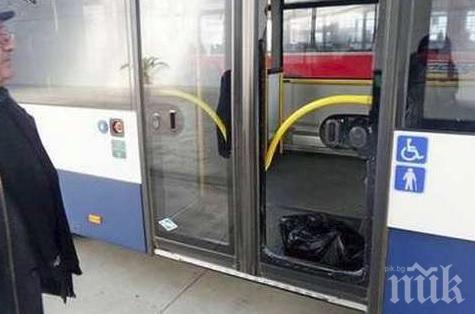 ИЗВЪНРЕДНО! Автобус избухна в пламъци в Пловдив (СНИМКИ)