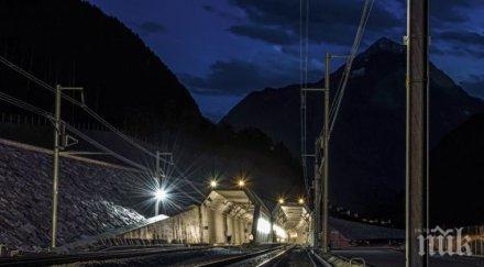 първият пътнически влак премина дългия света тунел снимка