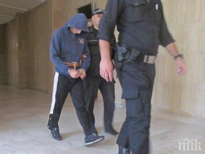 СТАНА ЯСНО В СЪДА! Камери запечатали секундите преди тийнейджърът Пепо да прободе приятеля си Борис