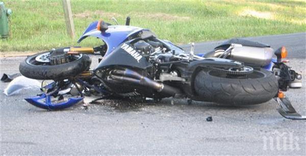 Смърт на пътя! Моторист загина на място след жесток удар с кола край Плевен