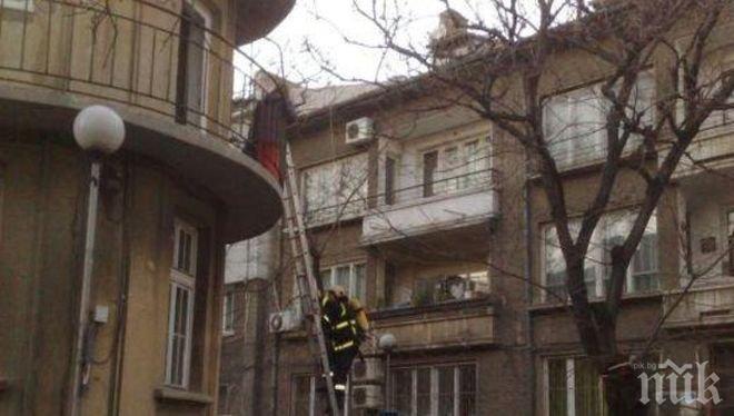 Жена крещи, че се бие с дявола и изхвърли всичко от терасата на апартамента си