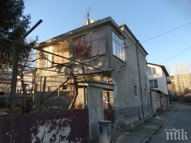 Разследващи душат около социалната служба покрай смъртта на майката, сина и дъщерята в Куклен