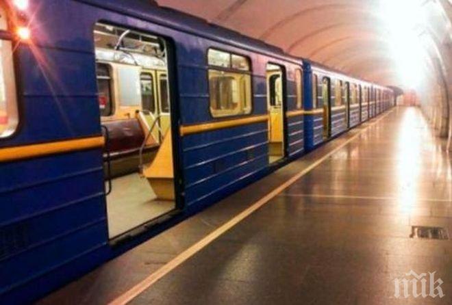 ИЗЛАГАЦИЯ! Пътник случайно хвана служител на метрото в Лондон да гледа порно