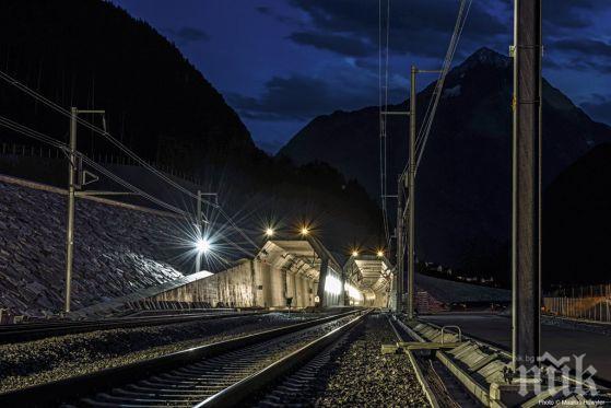 Първият пътнически влак премина през най-дългия в света тунел (снимка)