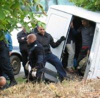 Екшън в Бургас! Полицаи спряха за проверка бус, от него изскочиха 21 нелегални мигранти