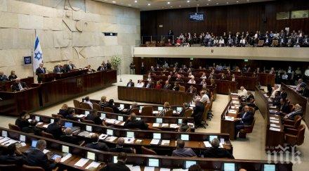 бунт служителки кнесета бяха допуснати работа заради къси поли