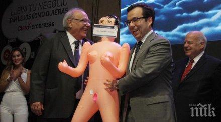 назрява страшен скандал подариха надуваема кукла чилийски министър