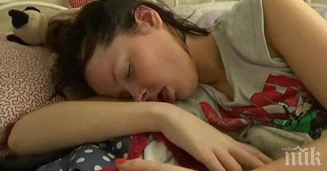 Това 16 годишно момиче заспива и не се събужда. Когато майка й се опитва да говори с нея, получава шок...