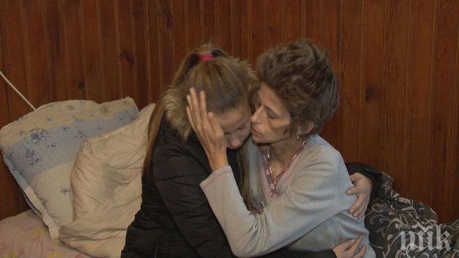 Зов за помощ! 17-годишна не ходи на училище, гледа болна от рак майка с 300 лева на месец 