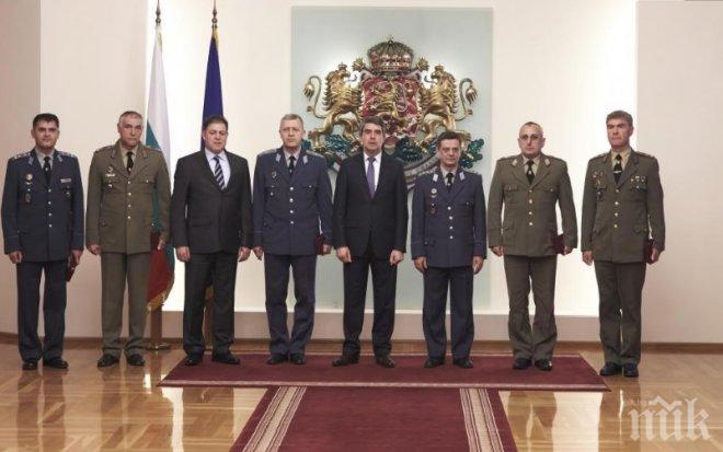 За последно Плевнелиев удостои с висши офицерски звания военни от армията